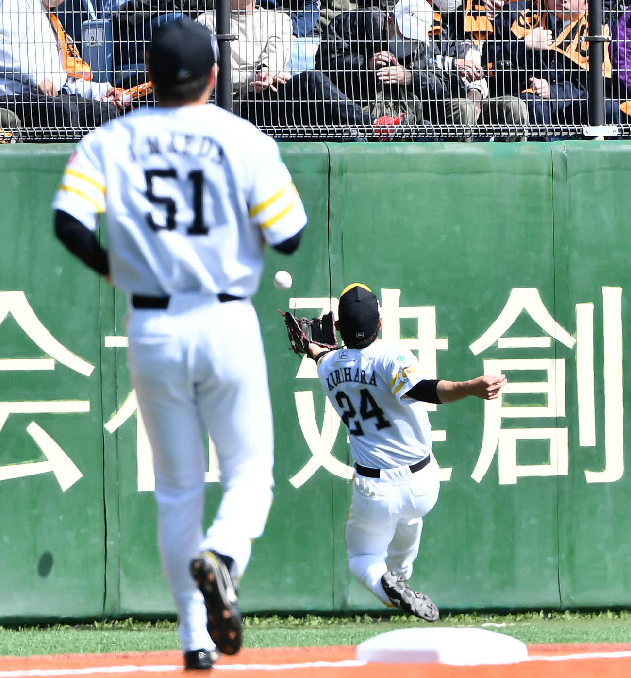 ソフトバンク対巨人　2回表巨人無死二塁、中山の飛球を追いかける三塁手の栗原（撮影・岩下翔太）