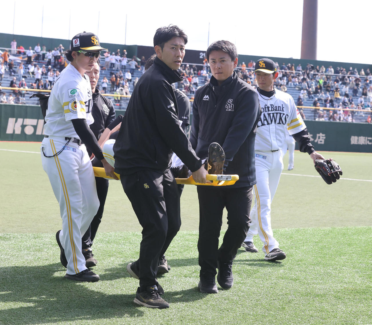 ソフトバンク対巨人　2回途中、負傷し担架で運ばれる三塁手の栗原（撮影・梅根麻紀）