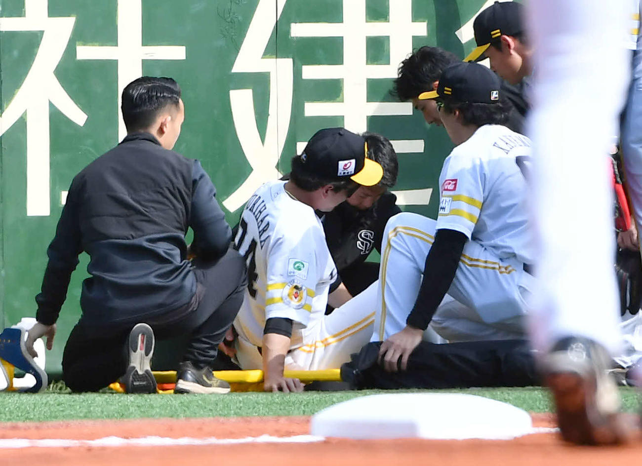 ソフトバンク対巨人　2回表巨人無死二塁、中山の飛球を追いかけてフェンスに衝突し、担架で運ばれる三塁手の栗原（撮影・岩下翔太）