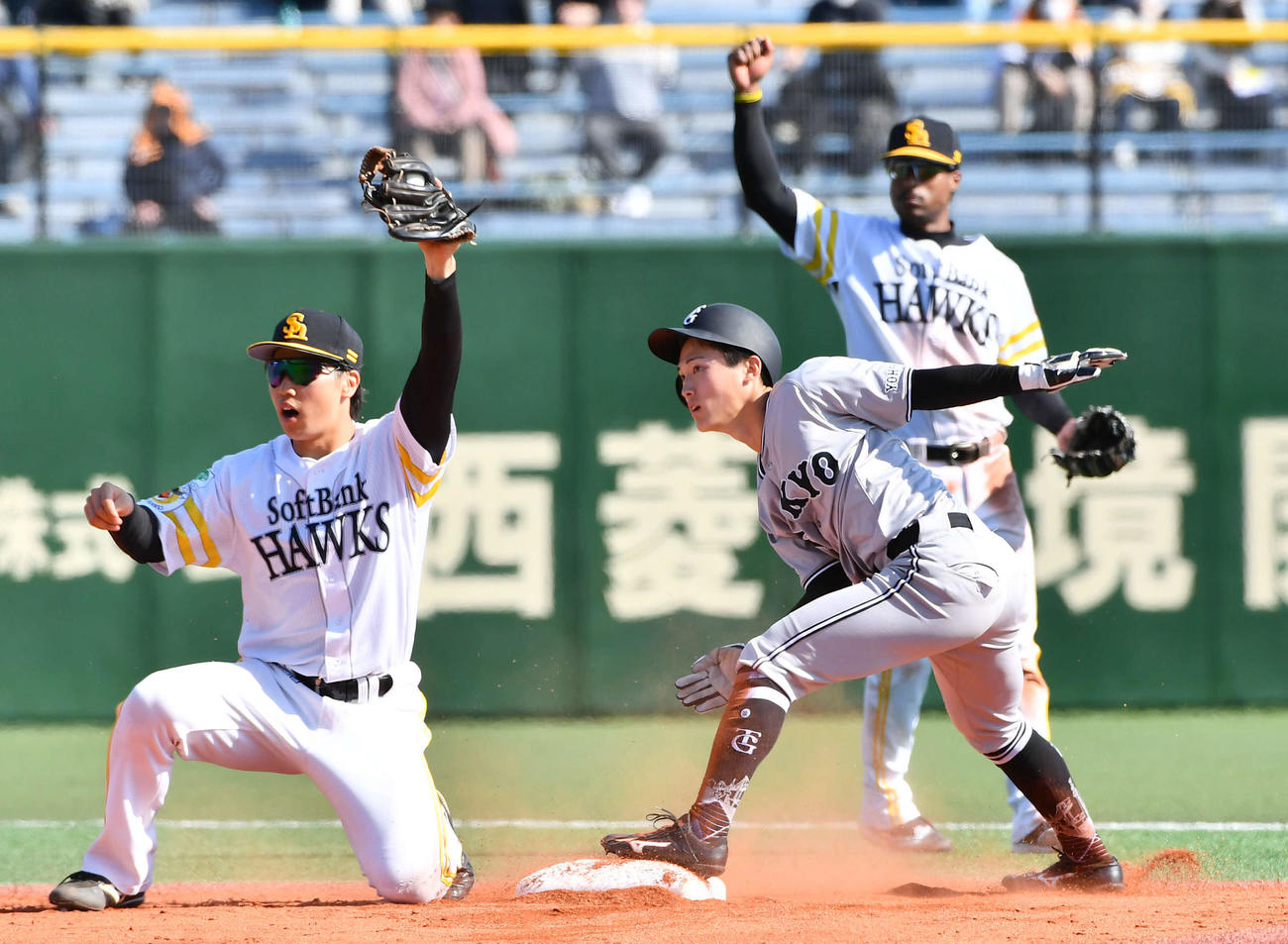 ソフトバンク対巨人　4回表巨人無死一塁、一塁走者の浦田（右）は盗塁に成功する（撮影・岩下翔太）