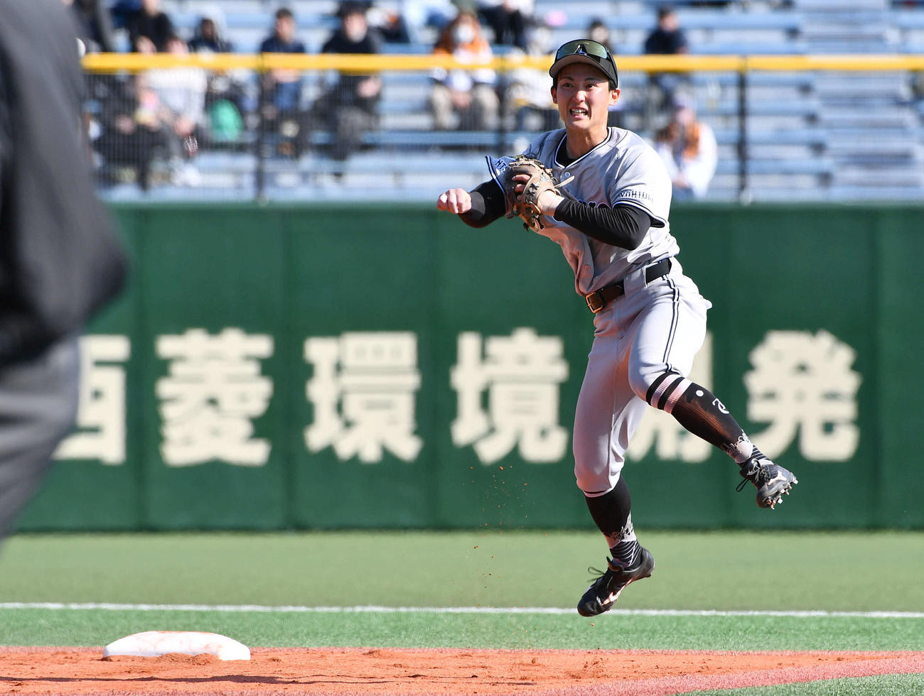 ソフトバンク対巨人　4回裏ソフトバンク無死、中村の遊ゴロを一塁へ悪送球する浦田（撮影・岩下翔太）