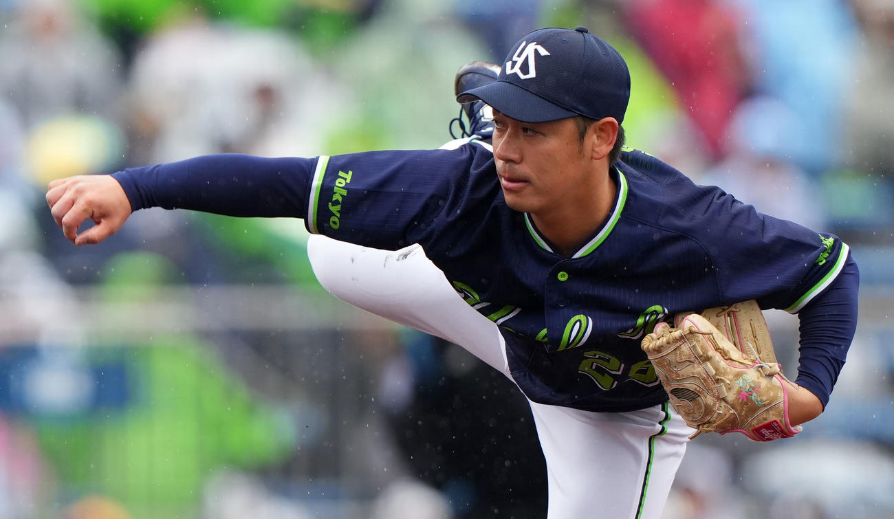 楽天対ヤクルト　力投するヤクルト先発の小川（撮影・横山健太）