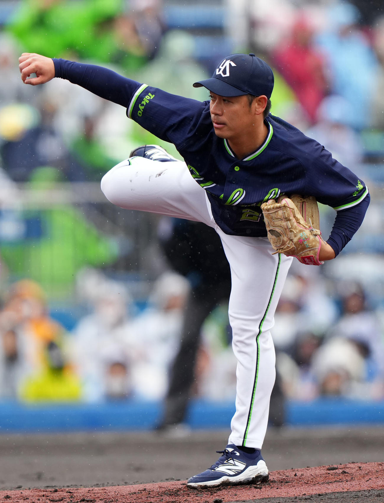 楽天対ヤクルト　力投するヤクルト先発の小川（撮影・横山健太）