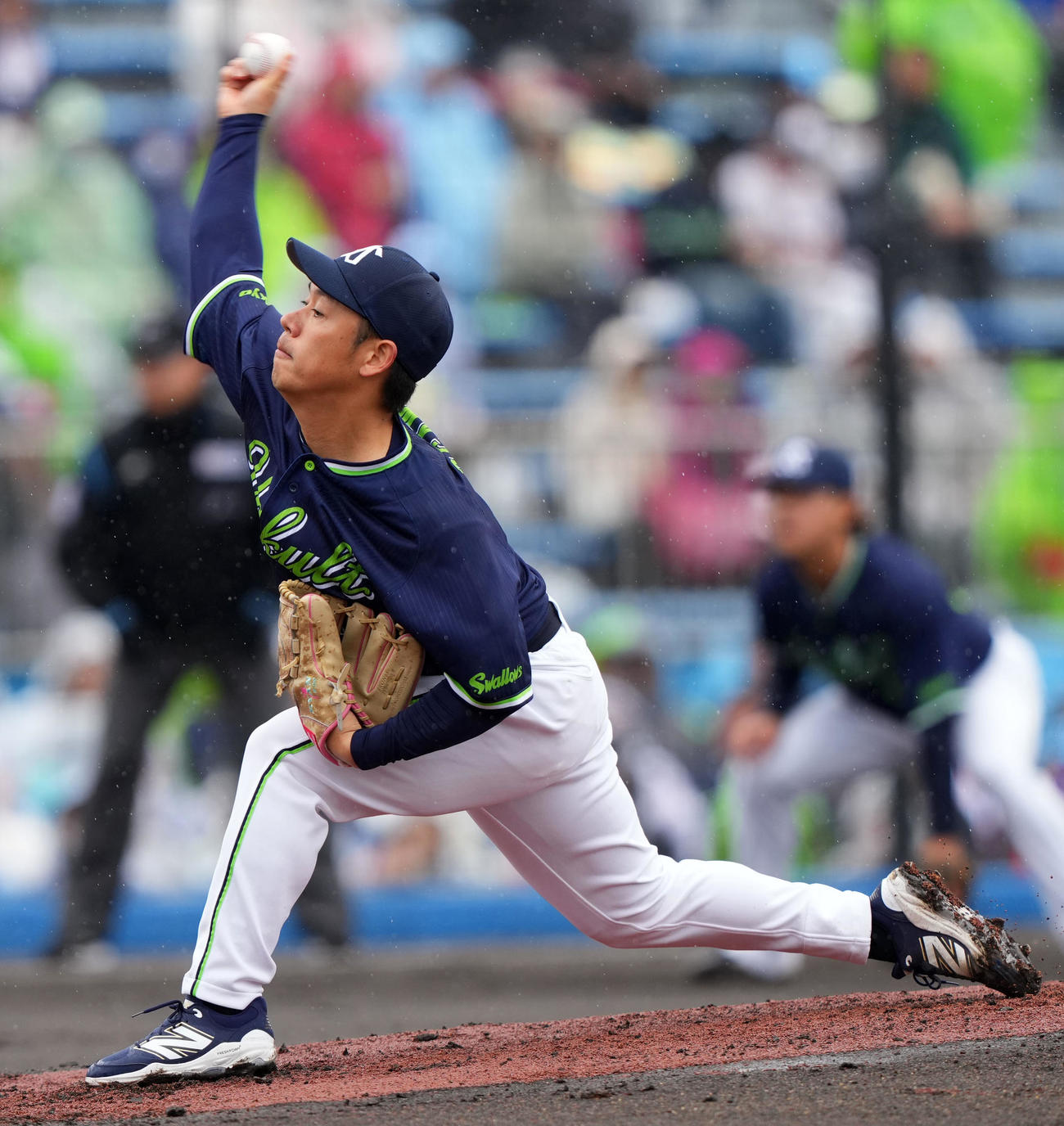 楽天対ヤクルト　力投するヤクルト先発の小川（撮影・横山健太）