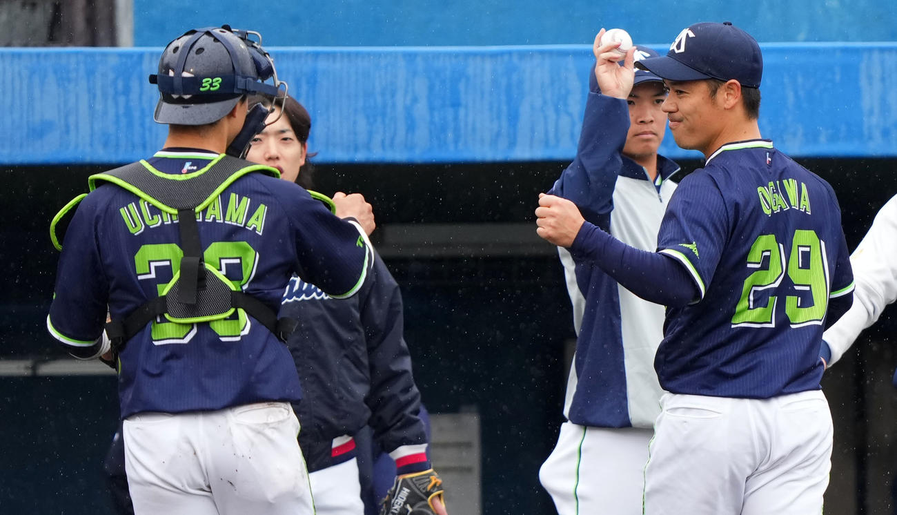 楽天対ヤクルト　3回裏を無失点に抑えタッチを交わすヤクルト小川（右）と内山（撮影・横山健太）