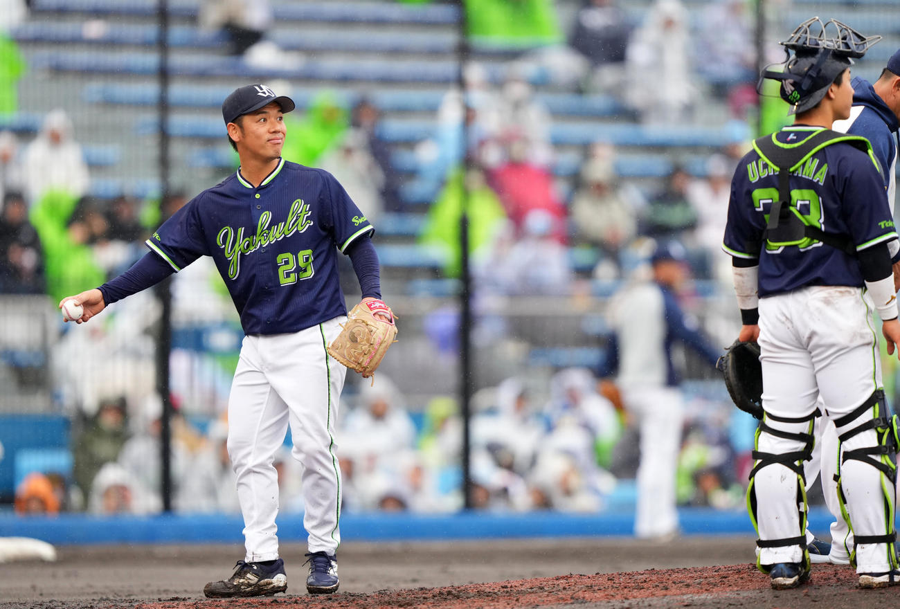 楽天対ヤクルト　4回裏途中でマウンドを降りるヤクルト小川（撮影・横山健太）