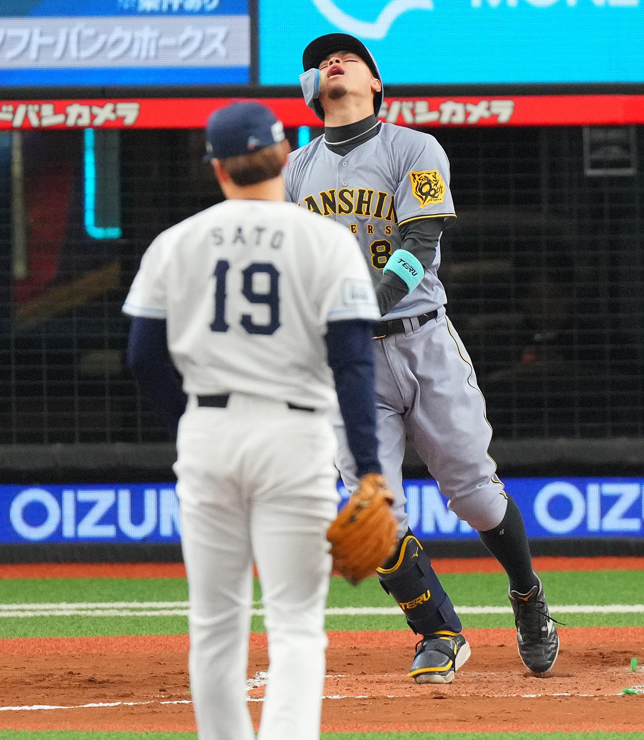 西武対阪神　7回表阪神1死、三飛に倒れる佐藤輝。投手佐藤隼（撮影・垰建太）