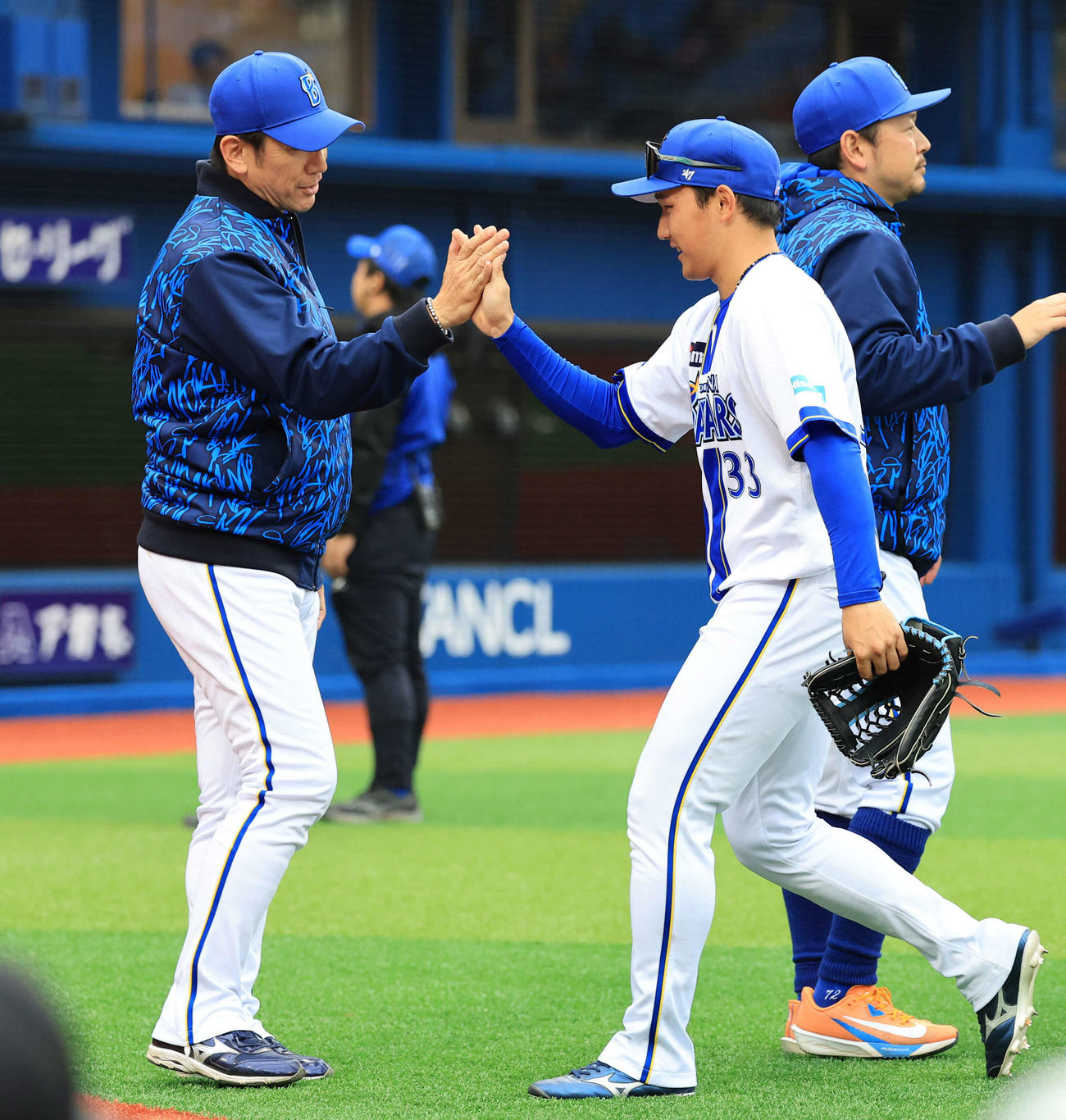 DeNA対広島　2－1で勝利し、武田（右）は三浦監督とハイタッチ（撮影・浅見桂子）