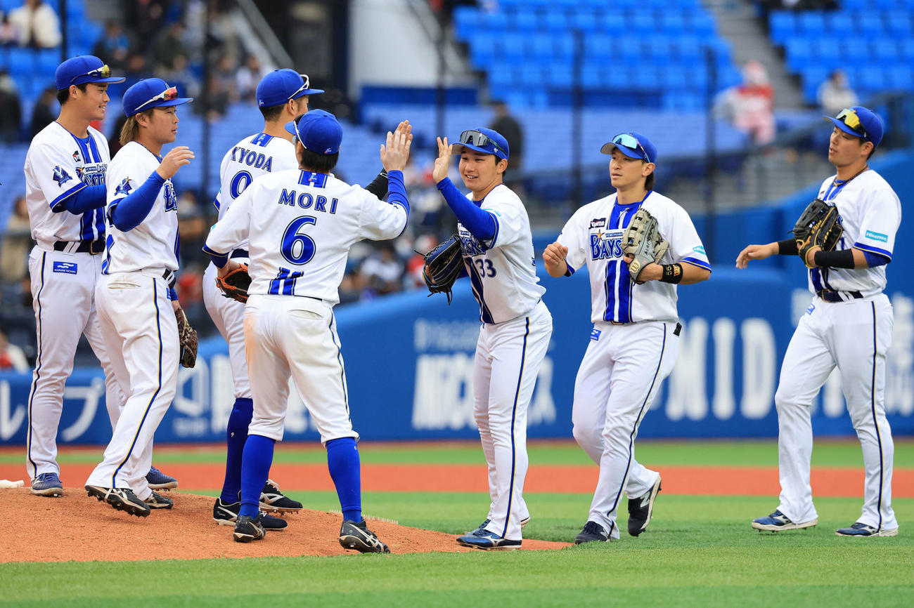 DeNA対広島　2－1で勝利し、笑顔でハイタッチする武田（中央）らDeNAの選手たち（撮影・浅見桂子）