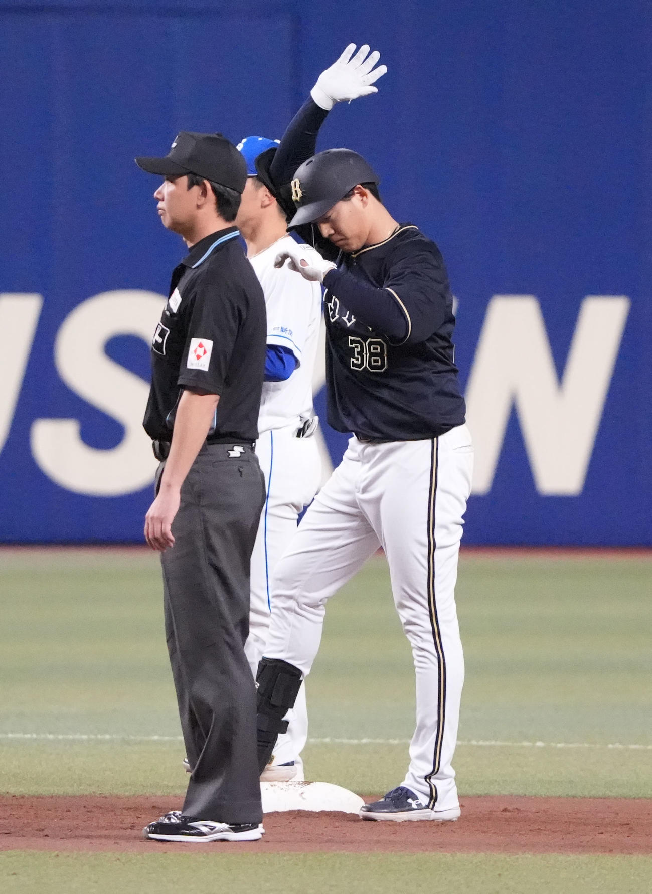 中日対オリックス　5回表オリックス1死二、三塁、左2点適時二塁打を放った来田（右）（撮影・森本幸一）