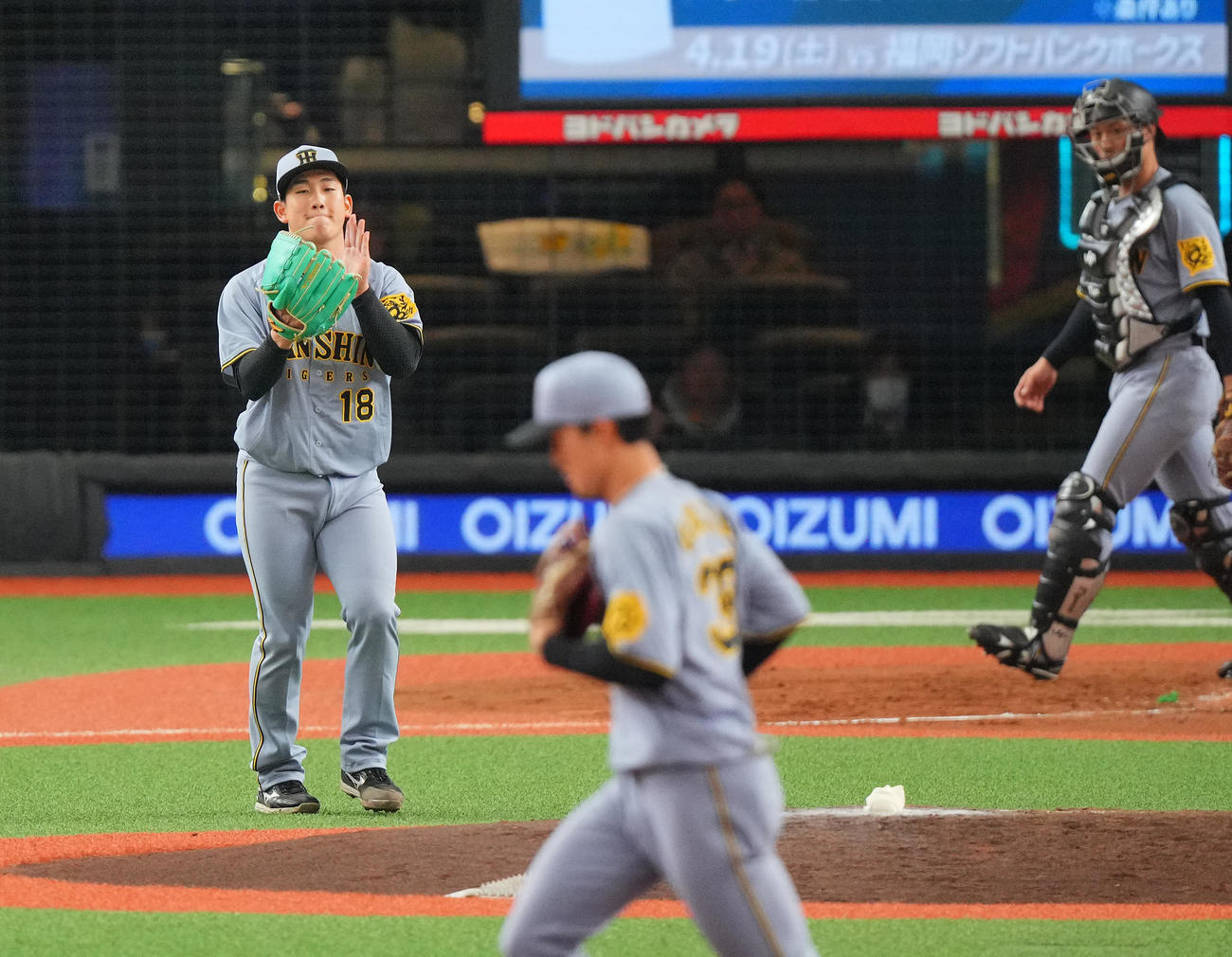 西武対阪神　4回裏西武2死満塁、是沢を遊ゴロに仕留め無失点の伊原はグラブをたたく（撮影・垰建太）