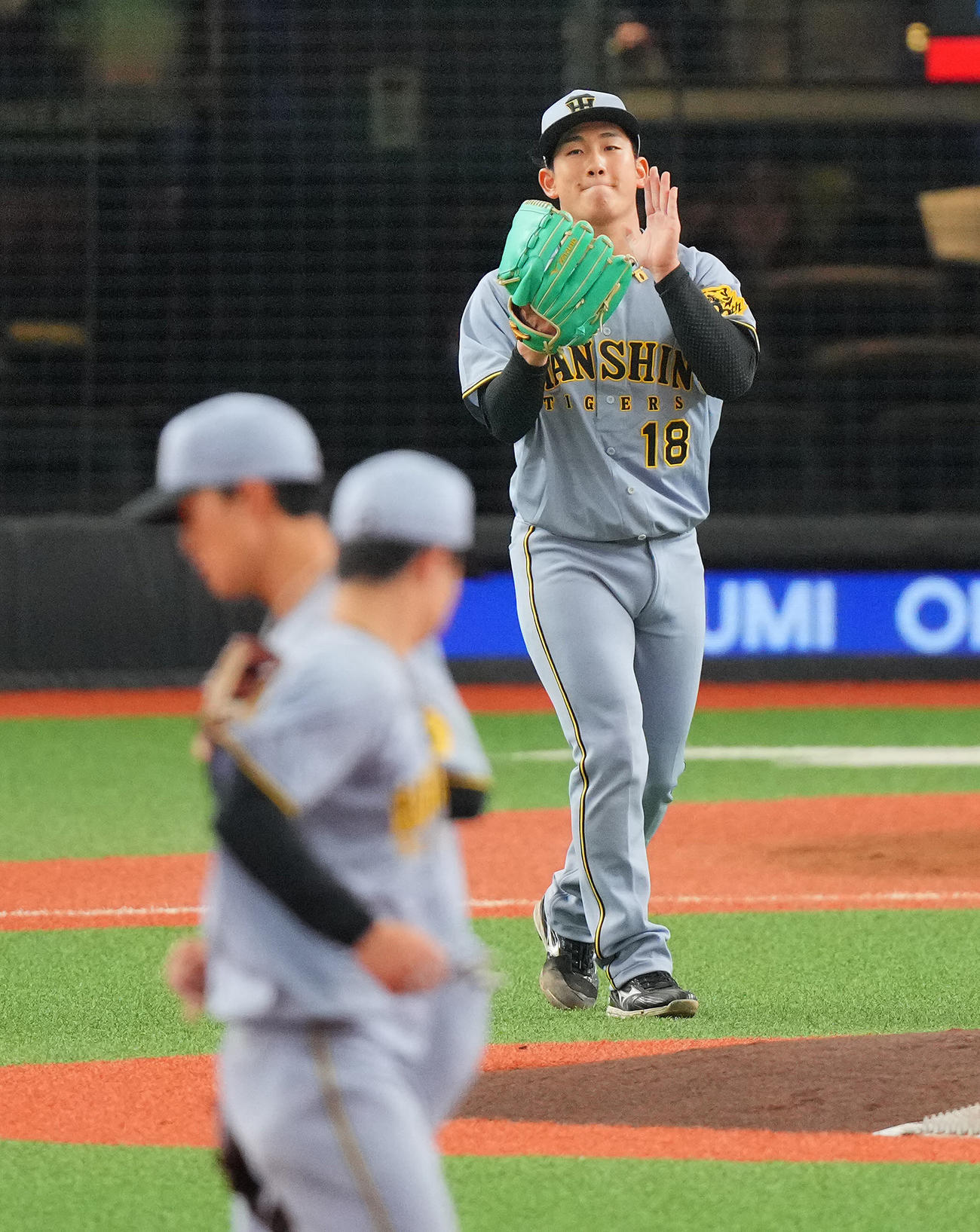 西武対阪神　4回裏西武2死満塁、是沢を遊ゴロに仕留め無失点の伊原はグラブをたたく（撮影・垰建太）