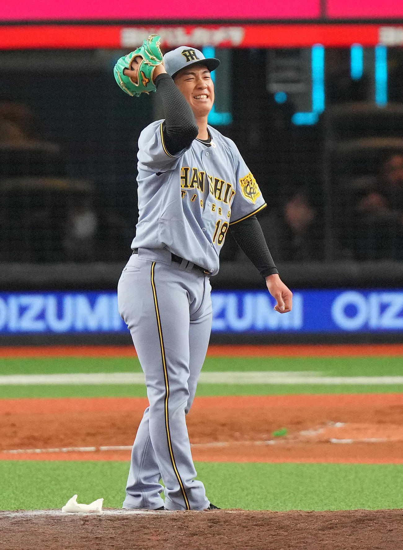 西武対阪神　4回裏西武2死一、二塁、外崎に四球を与え苦笑いの伊原（撮影・垰建太）
