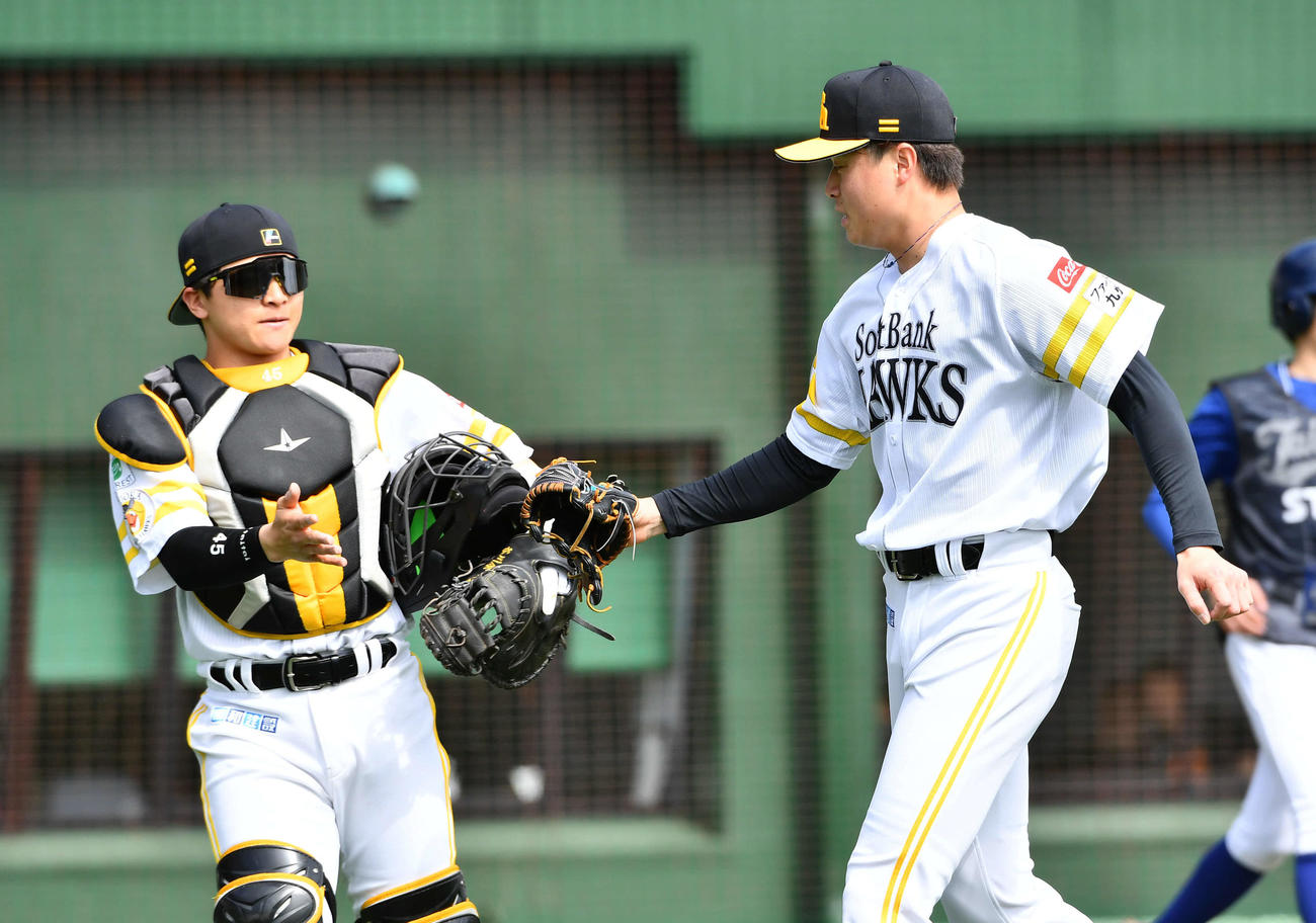 ソフトバンク対巨人　1回表を3者凡退に抑えた前田純（右）は、谷川原とタッチを交わしながらベンチへ戻る（撮影・岩下翔太）