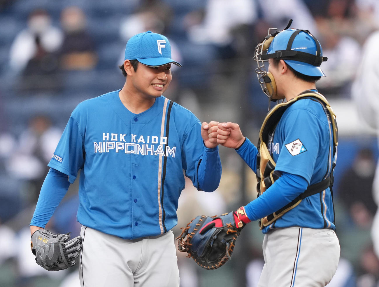 ロッテ対日本ハム　9回から登板し、セーブを挙げた日本ハム松浦（左）は清水優と笑顔でタッチを交わす（撮影・足立雅史）