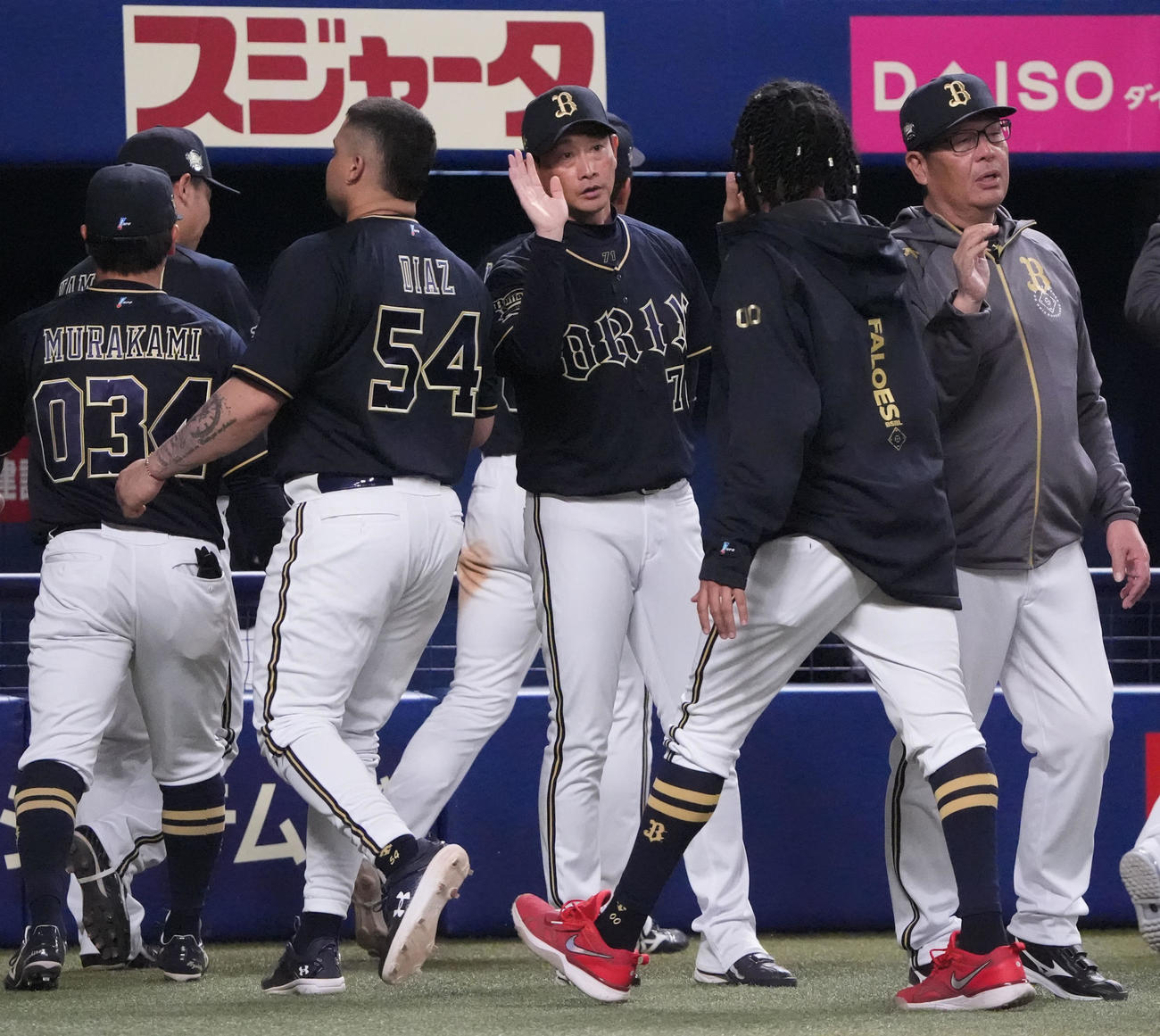 中日対オリックス　試合終了、中日に勝利しナインを迎える岸田監督（中央）（撮影・森本幸一）