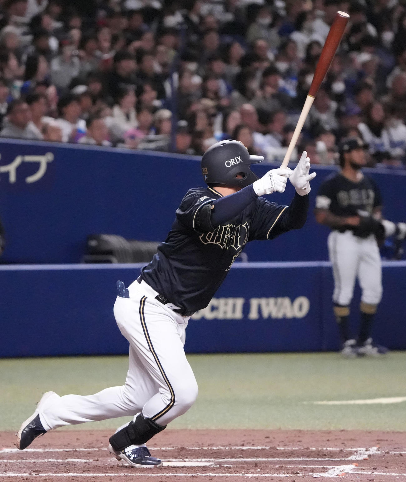 中日対オリックス　5回表オリックス1死二、三塁、左2点適時二塁打を放つ来田（撮影・森本幸一）
