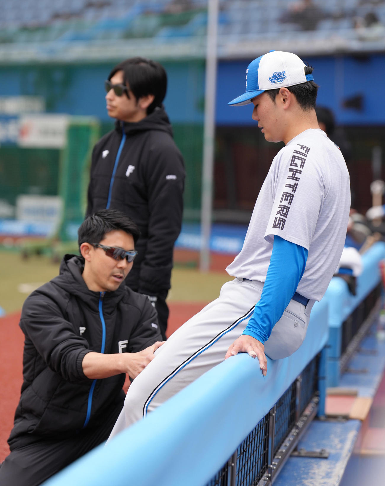 試合前、トレーナーにひざの辺りを見てもらう日本ハム清宮幸（撮影・足立雅史）