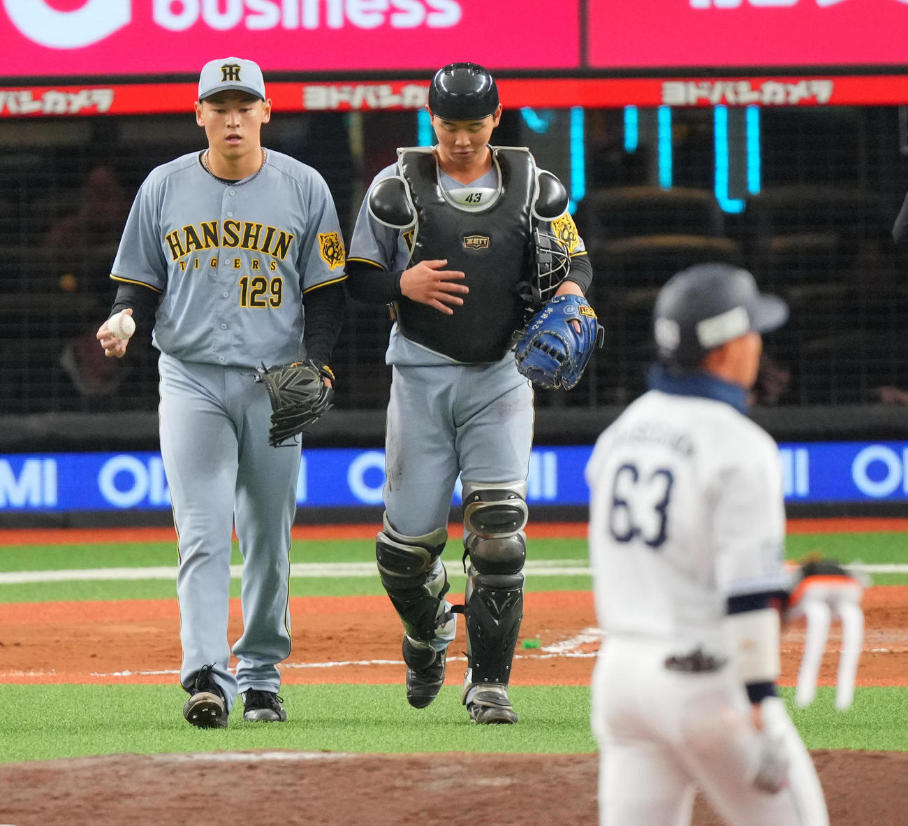 西武対阪神　7回裏西武2死一、二塁、長谷川（手前）に先制適時打を許し話し合う早川（左）と町田（撮影・垰建太）
