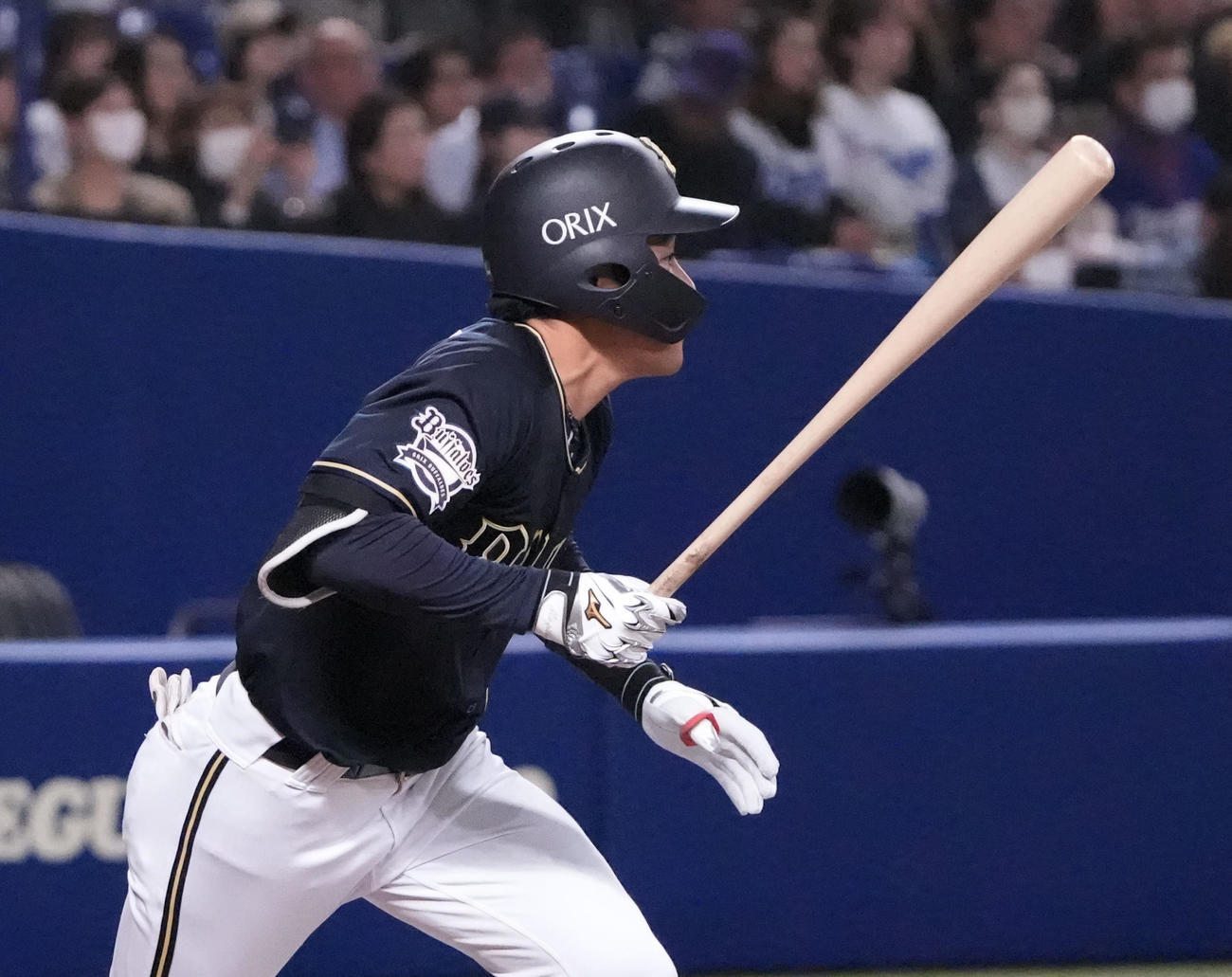 中日対オリックス　1回表無死、左中間へ二塁打を放つ麦谷（撮影・森本幸一）