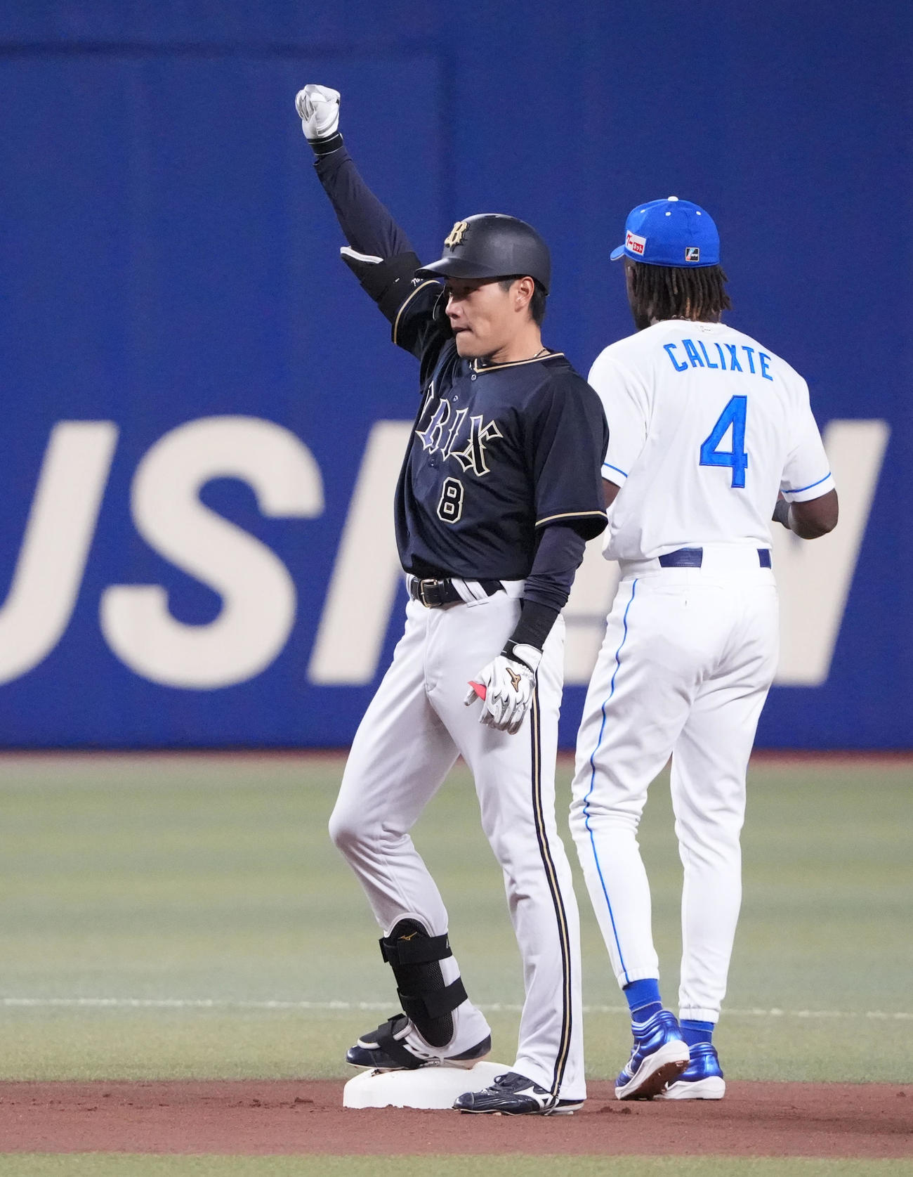 中日対オリックス　1回表無死、左中間へ二塁打を放ち塁上でガッツポーズをする麦谷（左）（撮影・森本幸一）
