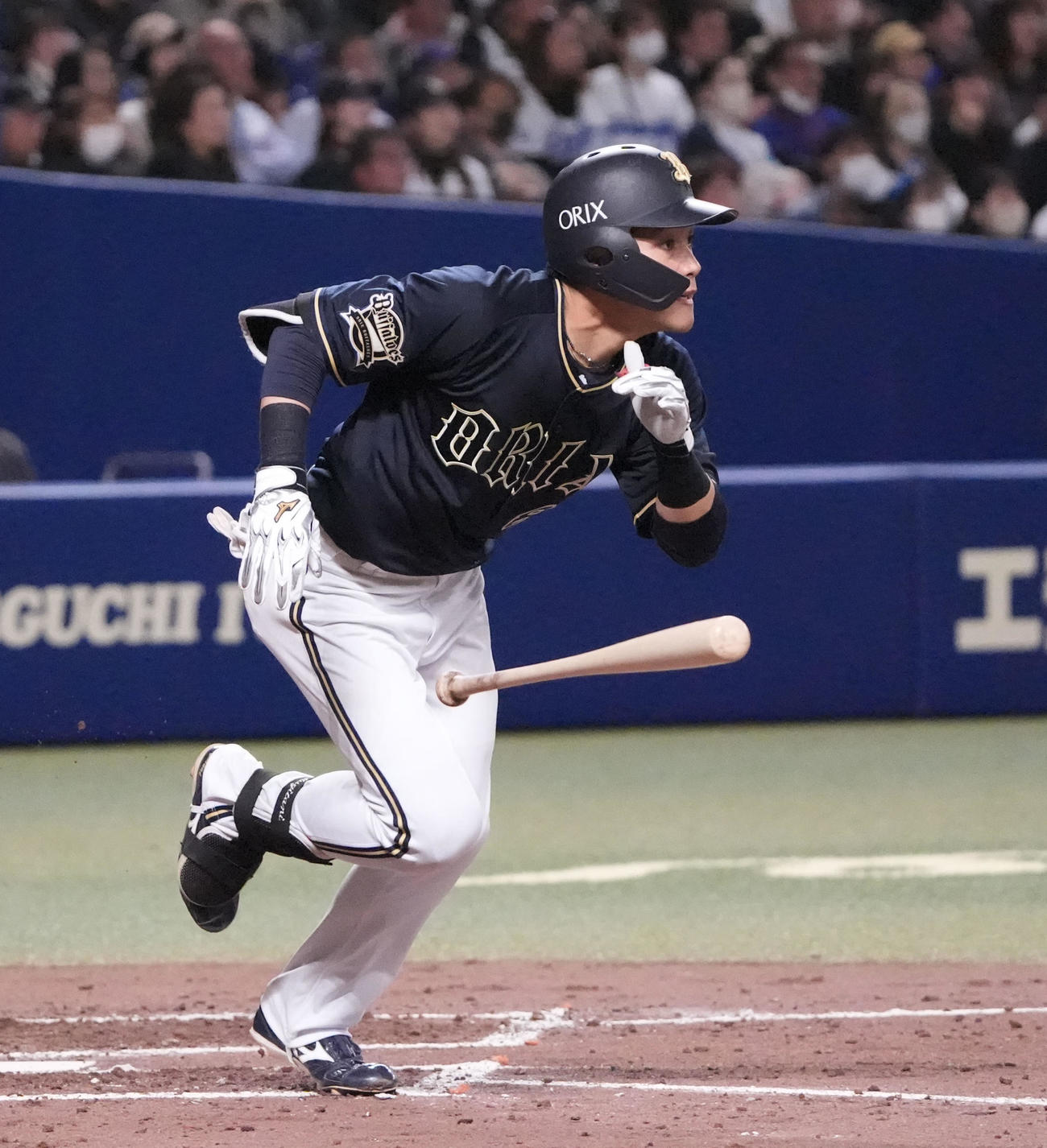 中日対オリックス　5回表オリックス1死一塁、右二塁打を放つ麦谷（撮影・森本幸一）