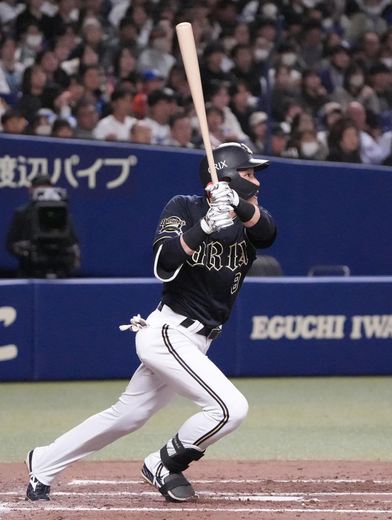 中日対オリックス　5回表オリックス1死一塁、右二塁打を放つ麦谷（撮影・森本幸一）