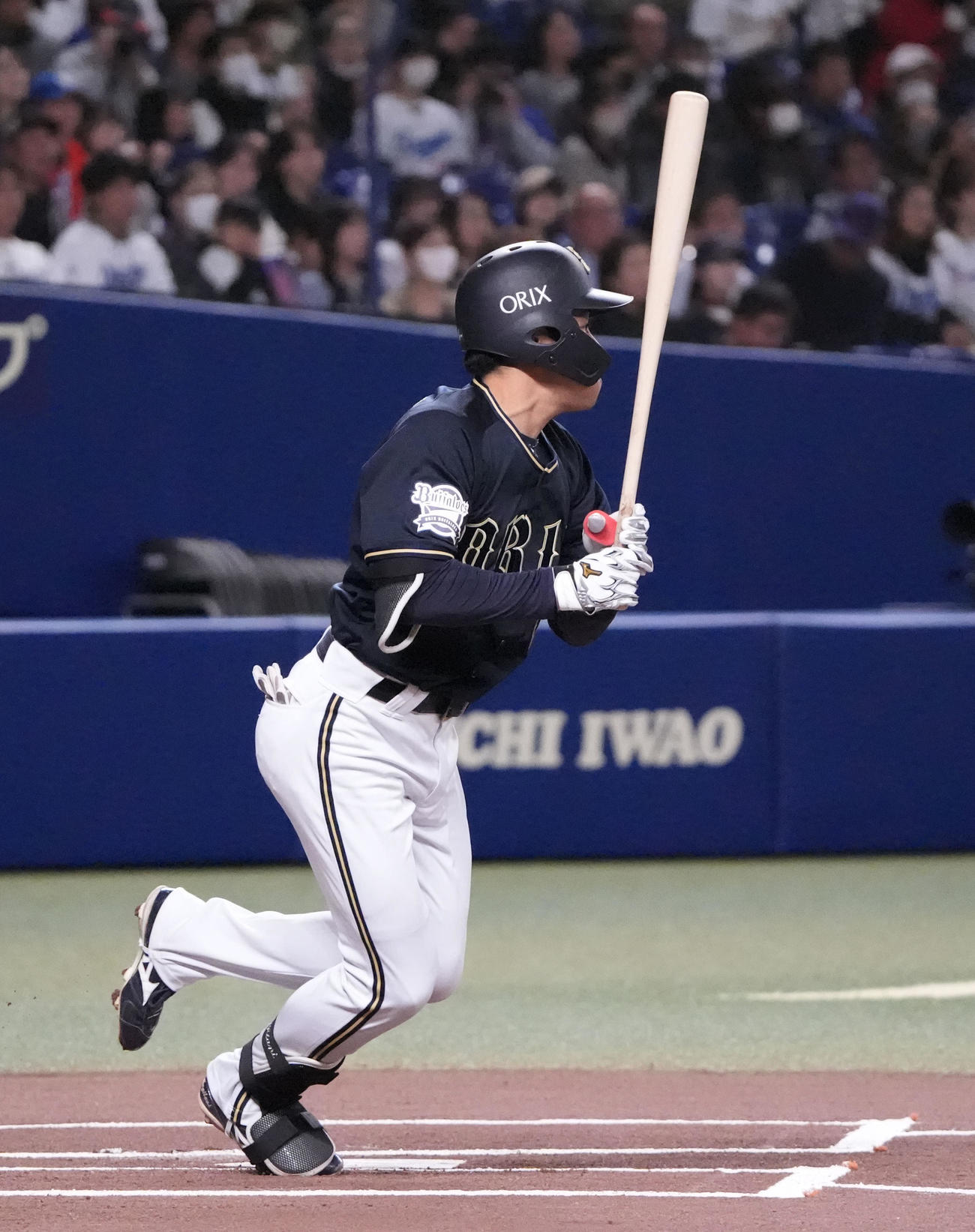 中日対オリックス　1回表無死、左中間へ二塁打を放つ麦谷（撮影・森本幸一）
