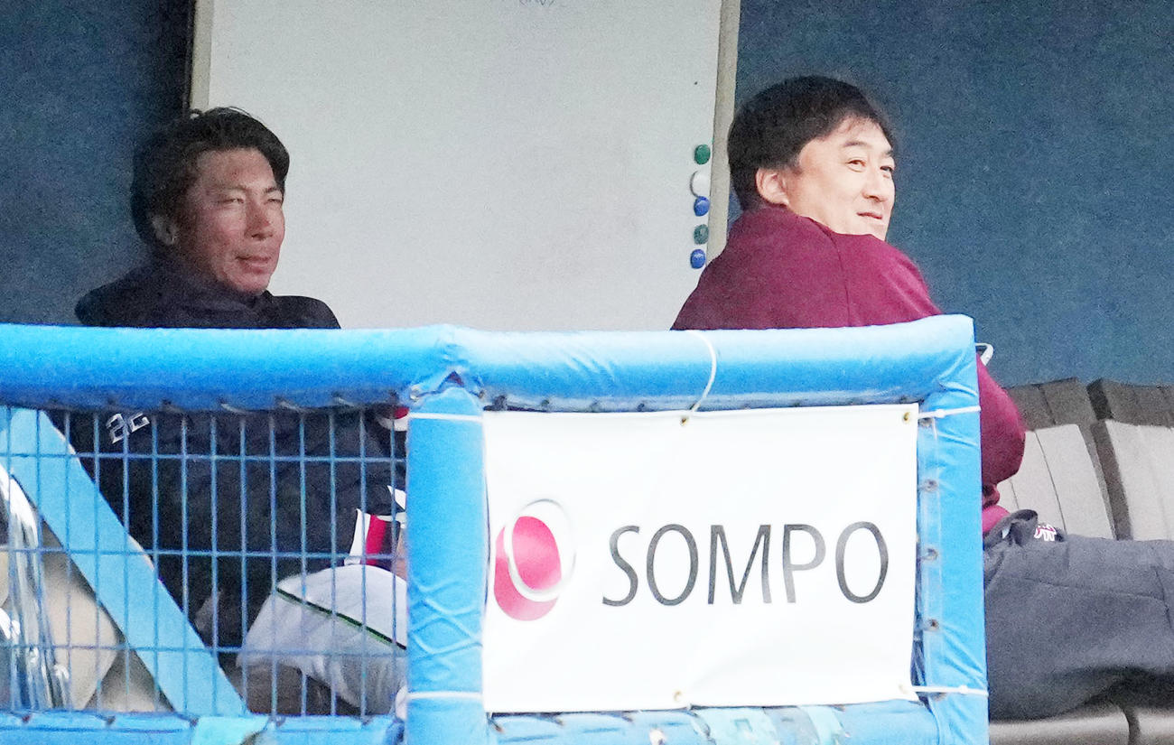 楽天対ヤクルト　言葉を交わすヤクルト高津監督（左）と楽天石井GM（撮影・横山健太）