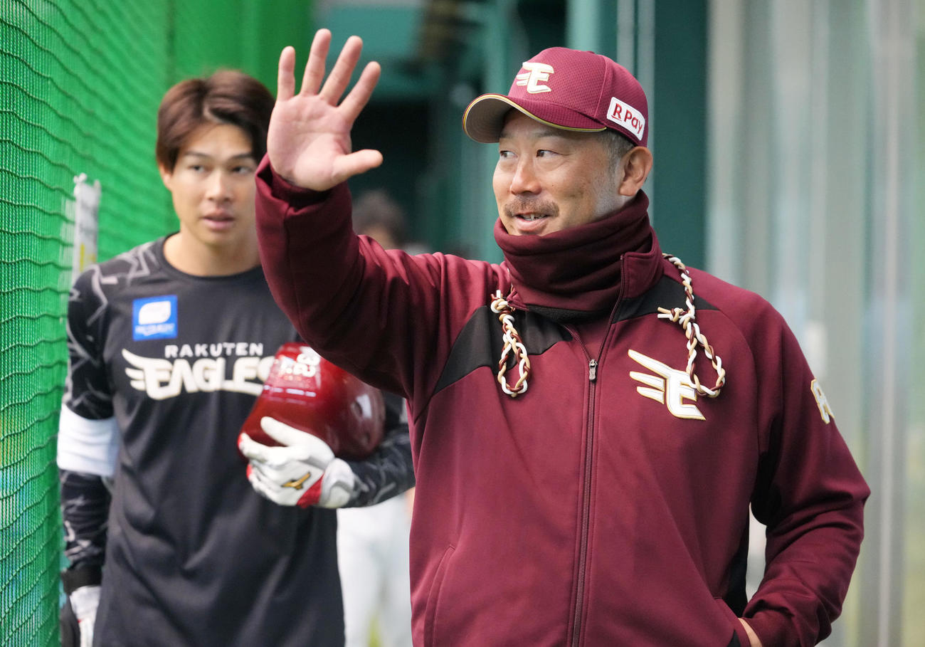 楽天対ヤクルト　練習を終え引き揚げる楽天三木監督（右）（撮影・横山健太）