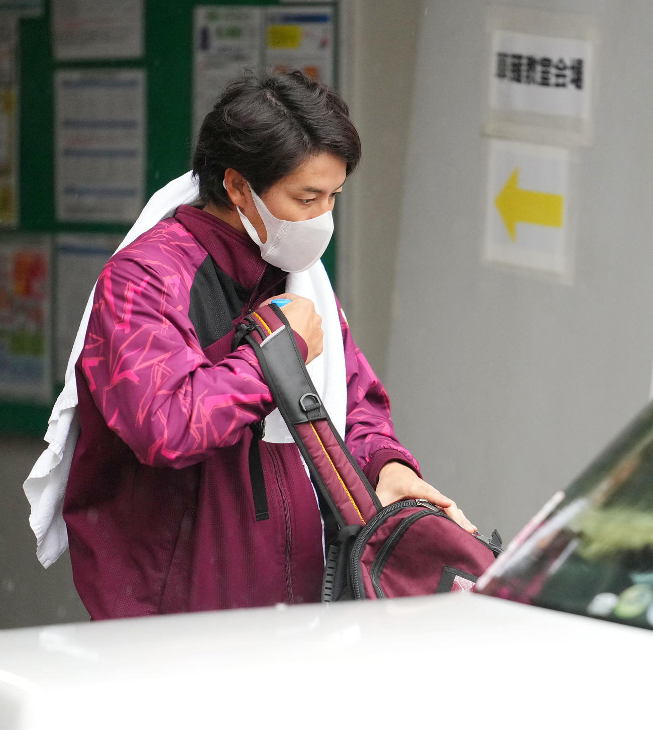 楽天対ヤクルト　試合が中止となり休場を後にする楽天岸（撮影・横山健太）