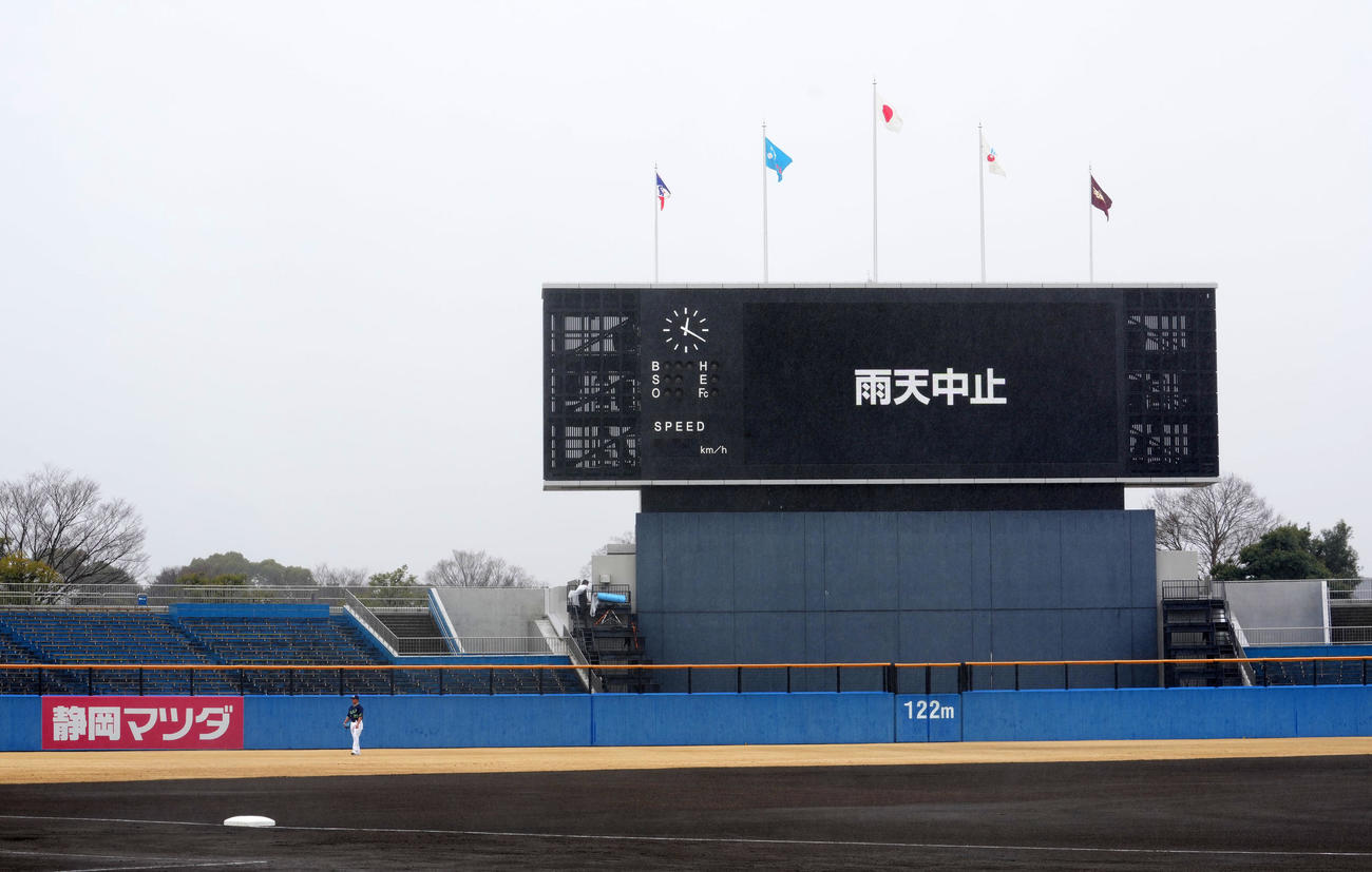 楽天対ヤクルト戦は天候不良により試合が中止となる（撮影・横山健太）