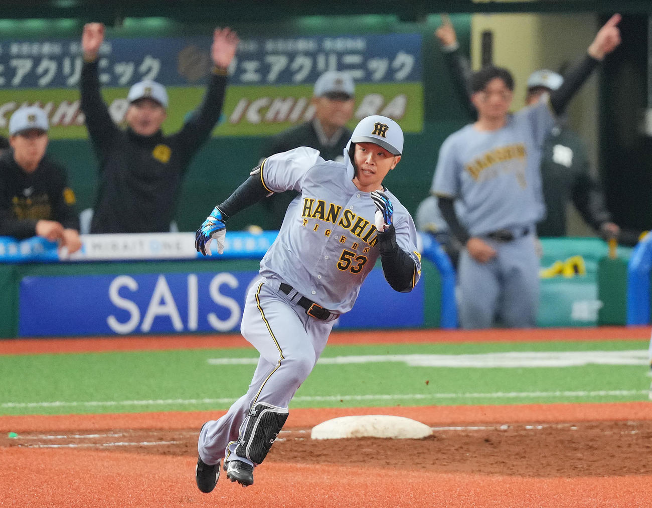 西武対阪神　5回表阪神2死一、二塁、適時二塁打を放ち盛り上がるベンチを背に二塁へ走る島田（撮影・垰建太）