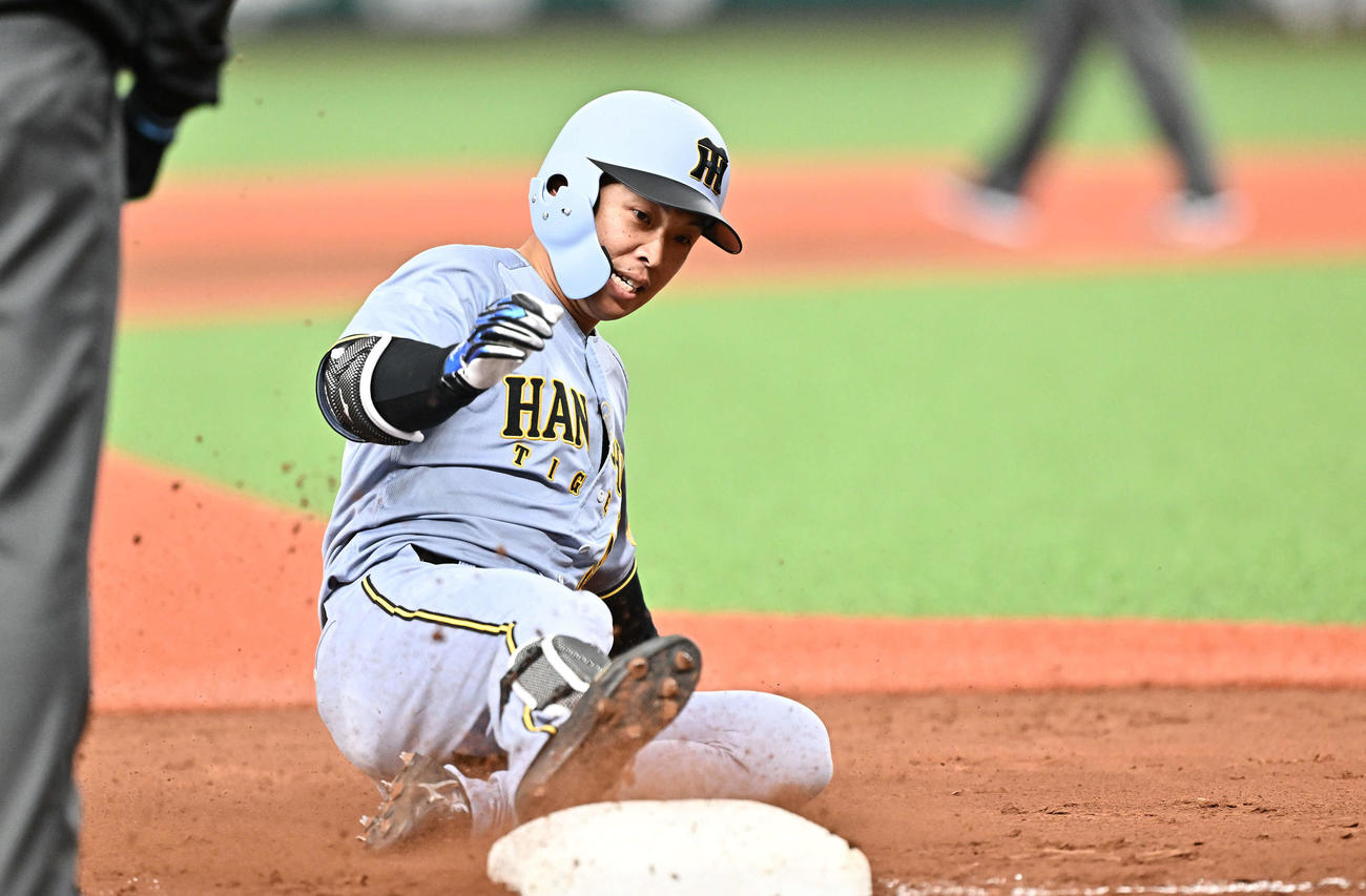 西武対阪神　5回表阪神2死一、二塁、島田は右中間へ2点適時三塁打を放ち三塁へ滑り込む（撮影・滝沢徹郎）