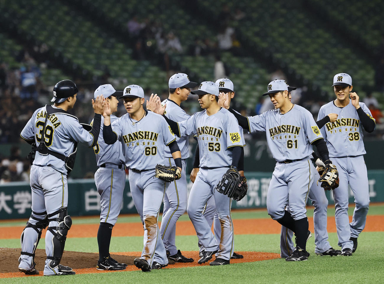 西武対阪神　西武に勝利し、タッチを交わす阪神ナイン（撮影・藤尾明華）