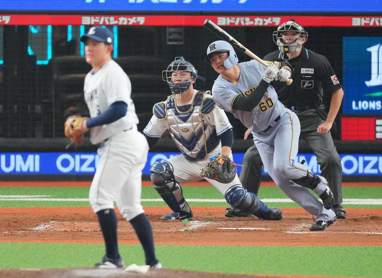 西武対阪神　9回表阪神2死、右前打を放つ小野寺。投手与座（撮影・垰建太）