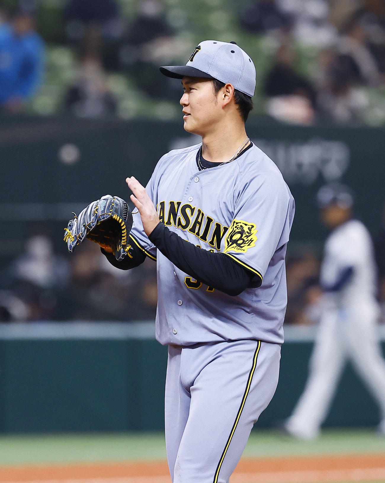 西武対阪神　8回裏西武2死、村田を三振に仕留めグラブをたたく及川（撮影・藤尾明華）