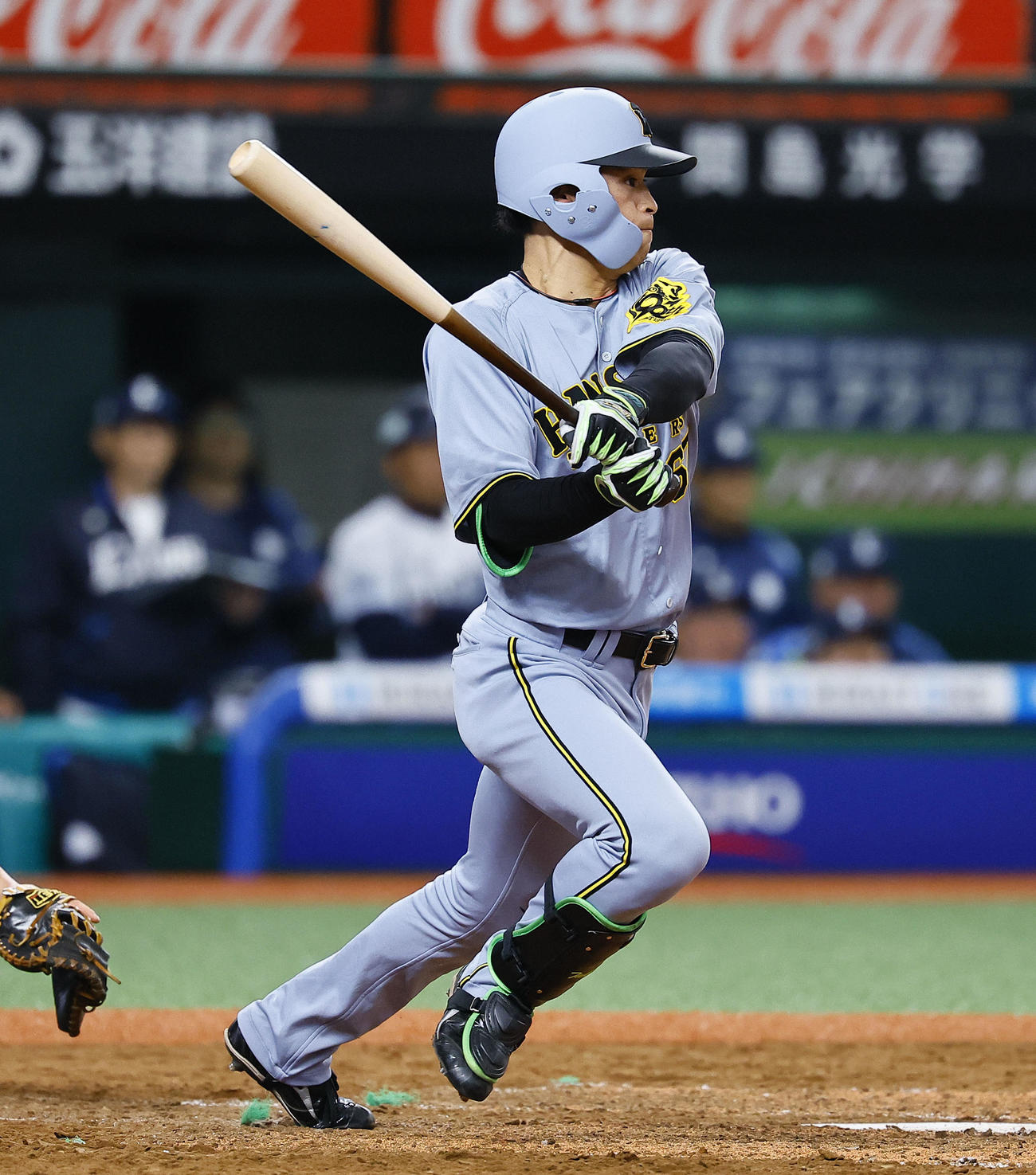 西武対阪神　5回表阪神2死三塁、高寺は二塁適時内野安打を放つ（撮影・藤尾明華）