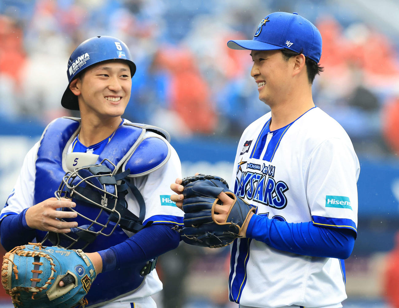 DeNA対広島　5回表広島の攻撃を抑えた竹田（右）は松尾と笑顔を見せる（撮影・浅見桂子）