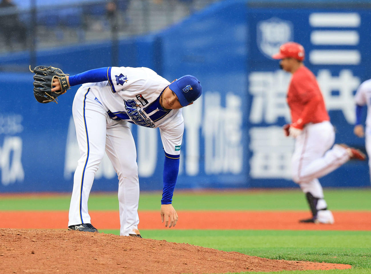 DeNA対広島　8回表広島2死三塁、林（後方）に勝ち越し2点本塁打を許した武田（撮影・浅見桂子）