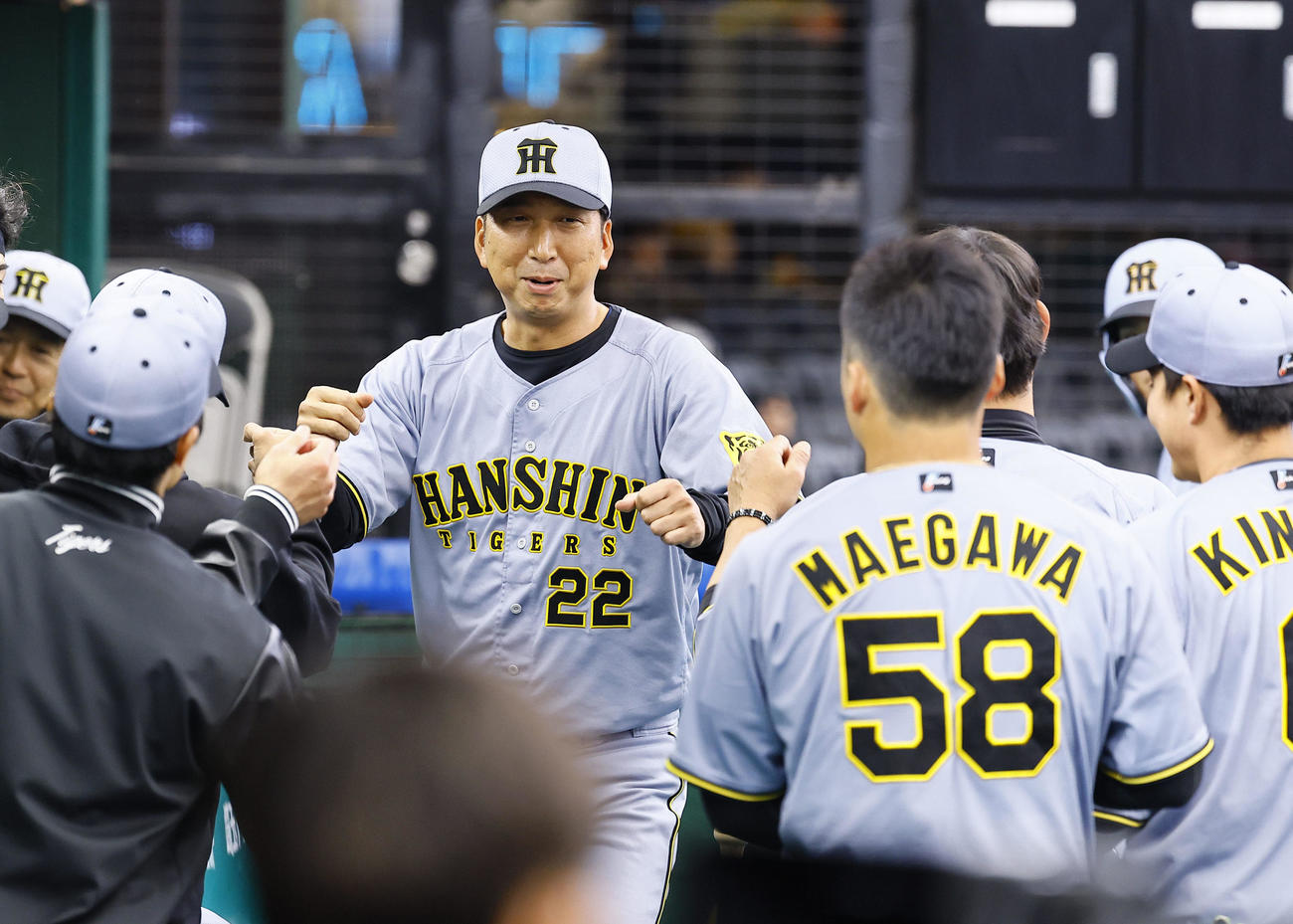 西武対阪神　試合前にベンチでグータッチを交わす藤川監督（中央）ら阪神ナイン（撮影・藤尾明華）