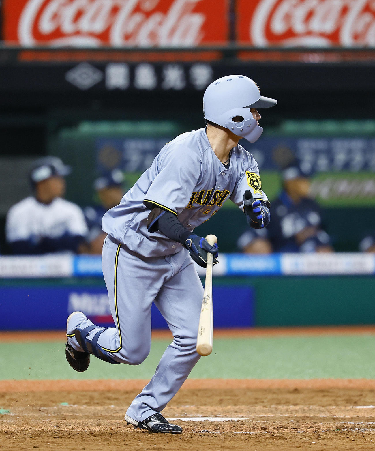 西武対阪神　5回表阪神2死一塁、中野は左前打を放つ（撮影・藤尾明華）