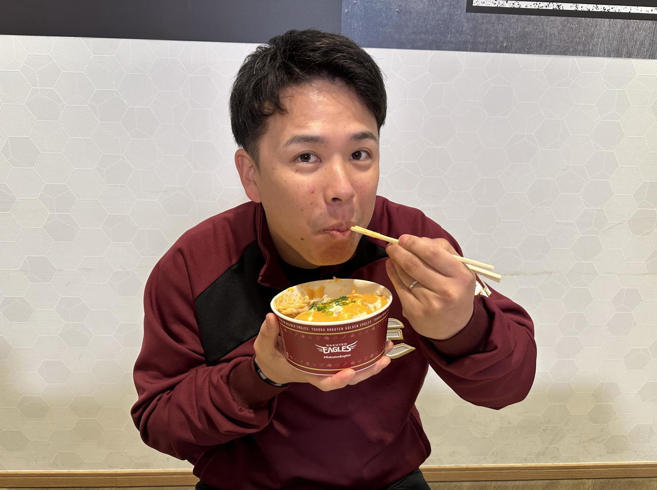 藤井聖のイベリコ豚のWチーズスタミナ丼を試食する楽天藤井（楽天野球団提供）