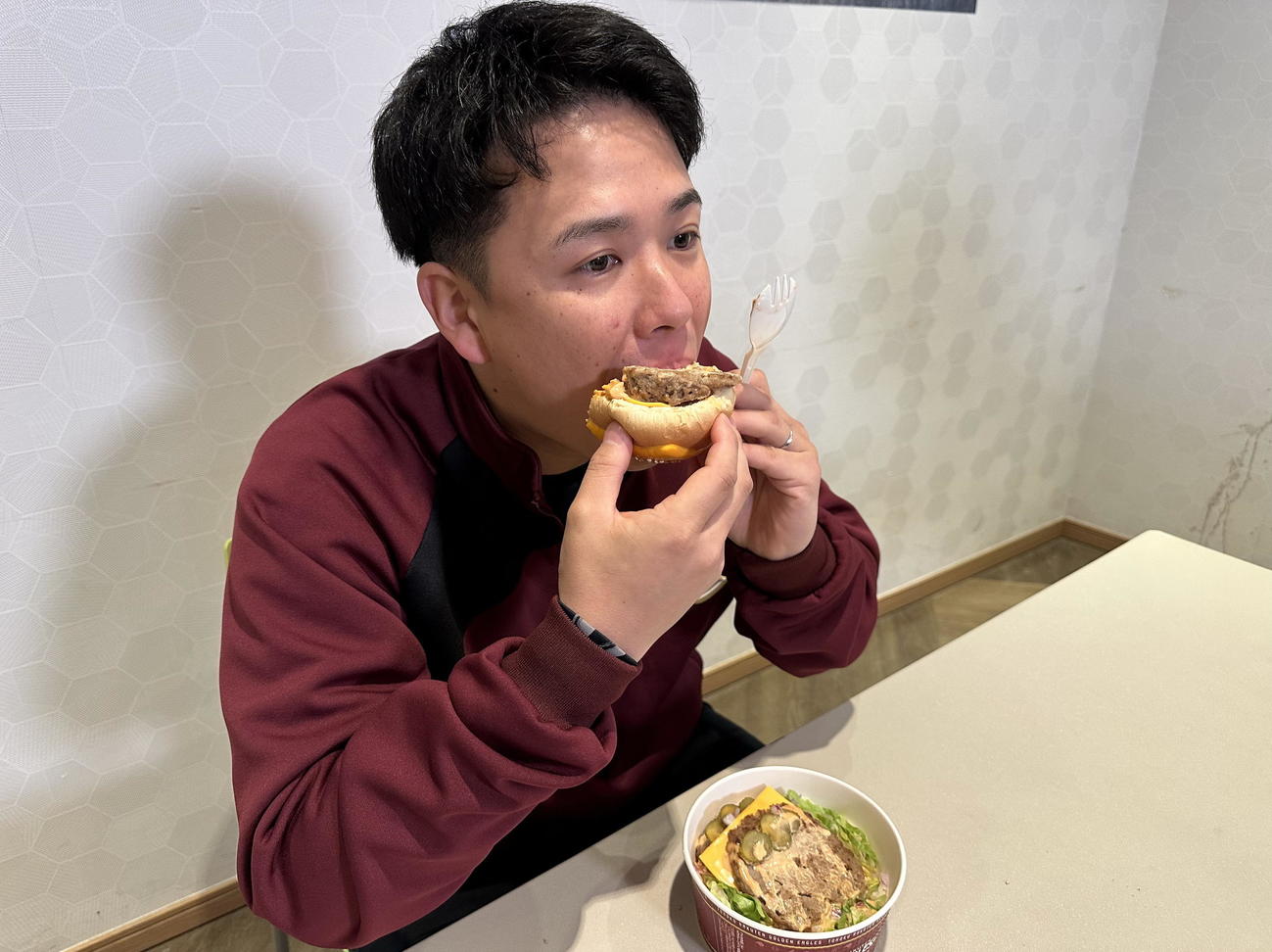 藤井聖の一石三鳥バーガー丼を試食する楽天藤井（楽天野球団提供）