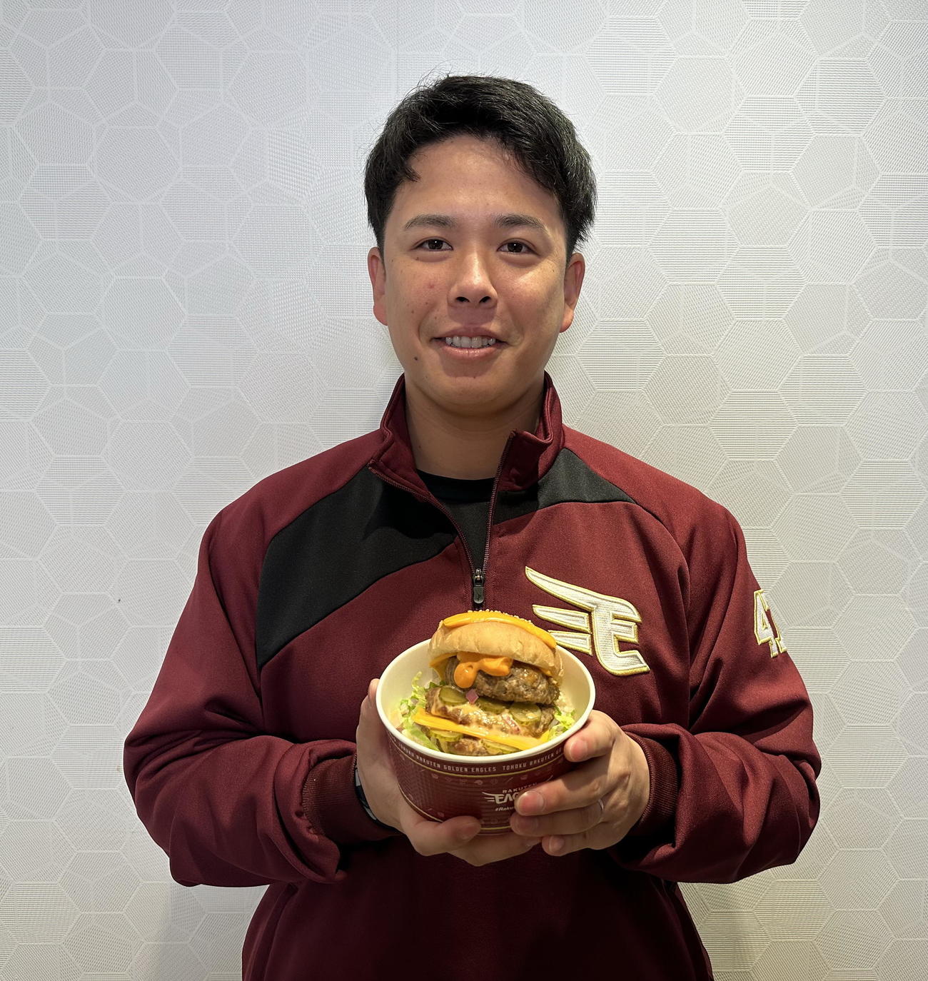 藤井聖の一石三鳥バーガー丼を手に笑顔の楽天藤井（楽天野球団提供）