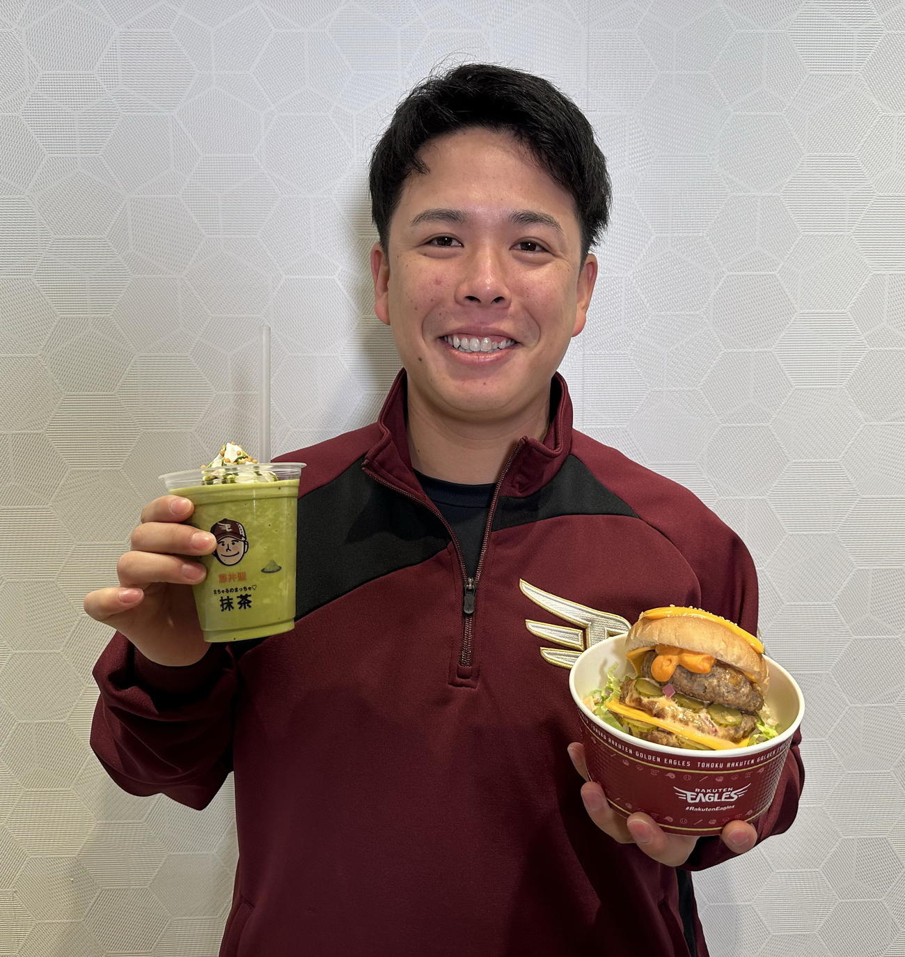 藤井聖の一石三鳥バーガー丼（右）と一石四鳥まちゃるの抹茶シェイクを手に笑顔の楽天藤井（楽天野球団提供）