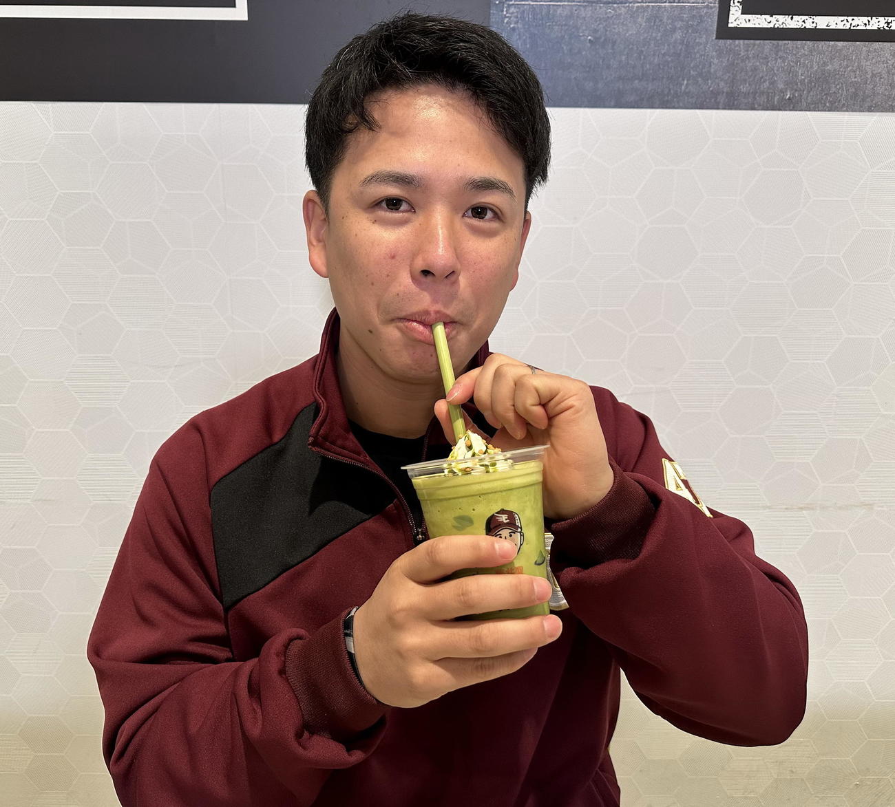 一石四鳥まちゃるの抹茶シェイクを飲む楽天藤井（楽天野球団提供）