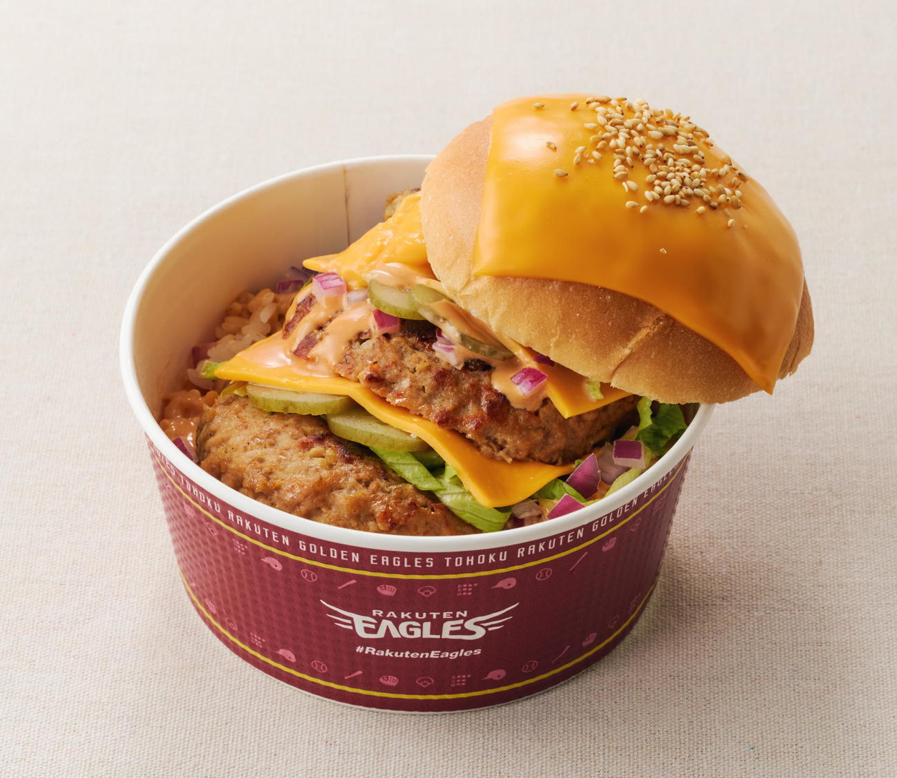 藤井聖の一石三鳥バーガー丼（楽天野球団提供）