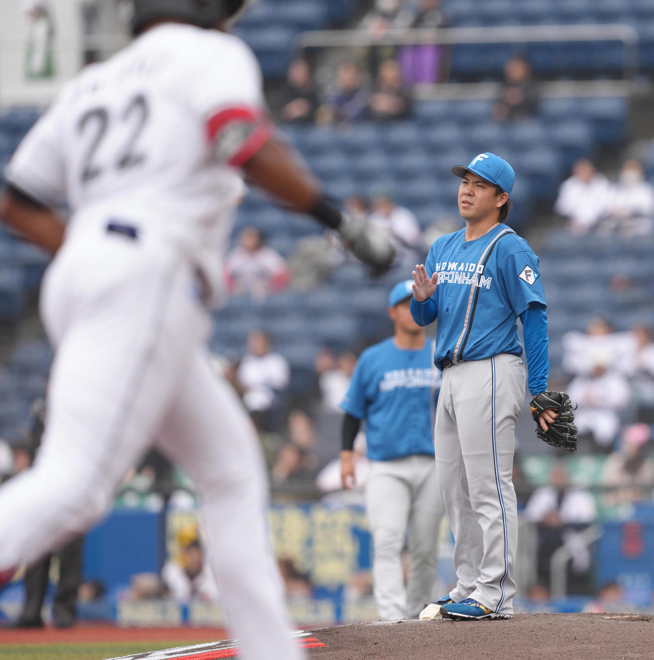 ロッテ対日本ハム　1回裏ロッテ2死三塁、ポランコに右越え2点本塁打を浴びた金村（撮影・足立雅史）