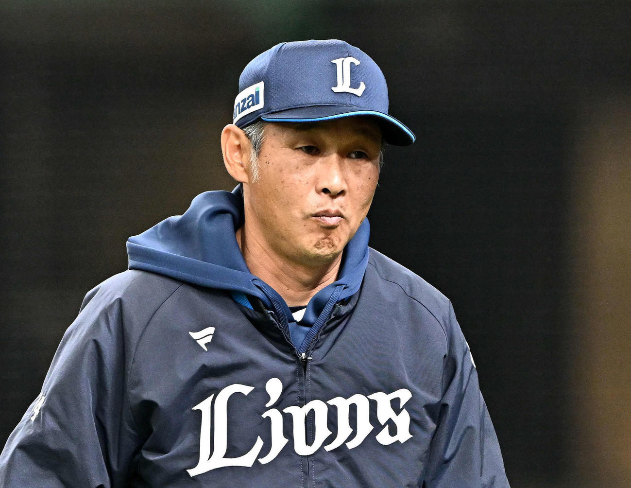 西武対阪神　交代を伝える西武西口監督（撮影・滝沢徹郎）